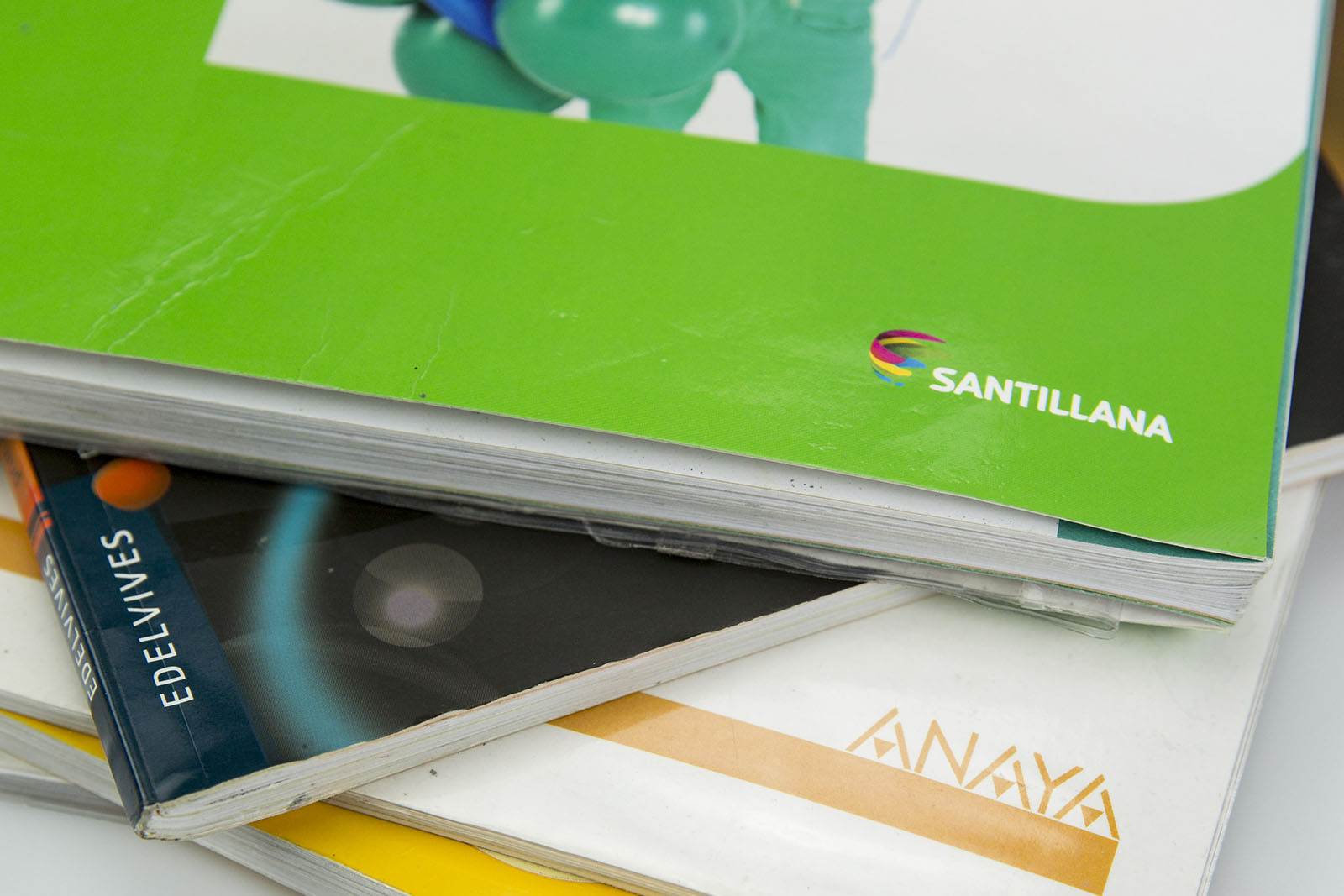 El monopolio de las editoriales de texto. Arte: El Salto